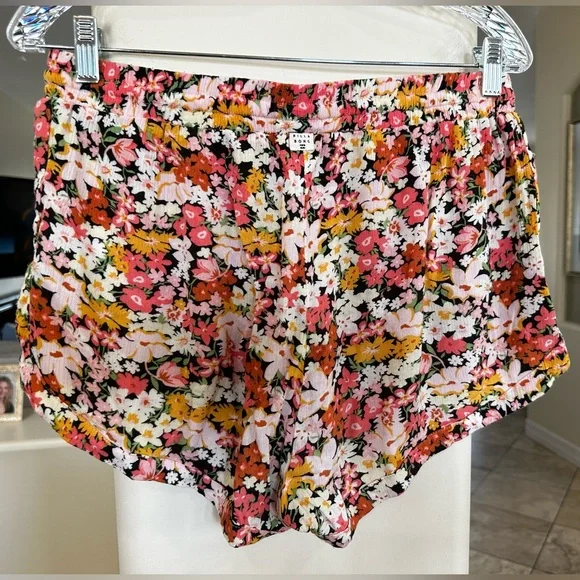 Women’s Billabong LG Lightweight Floral Tie Shorts, Excellent Condition! - Picture 6 of 8